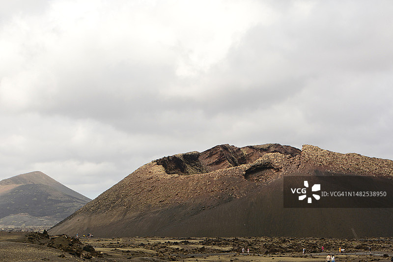 徒步前往火山图片素材