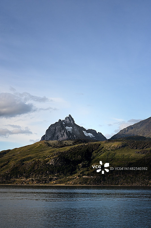 火地岛上的奥利维亚山，阳光明媚的夏日图片素材