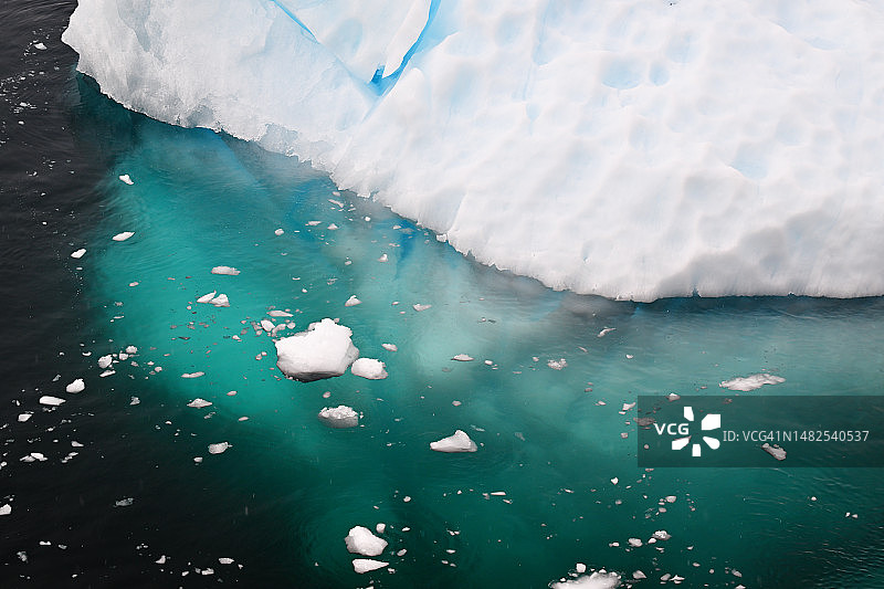 水下可见底部的冰山图片素材