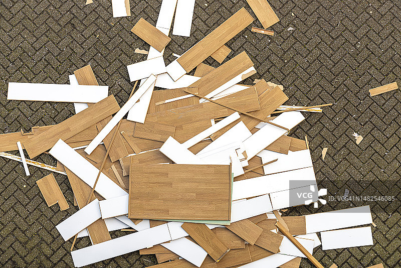 散落在地板上的碎裂层压板图片素材