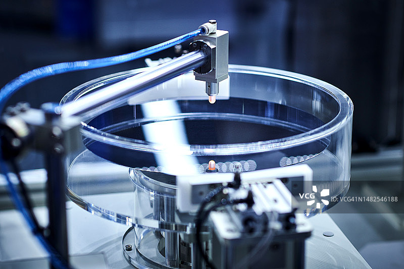 在生产线上检查电脑晶圆图片素材