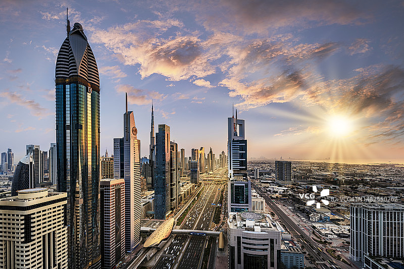 阿拉伯联合酋长国迪拜谢赫扎耶德路日落鸟瞰图图片素材