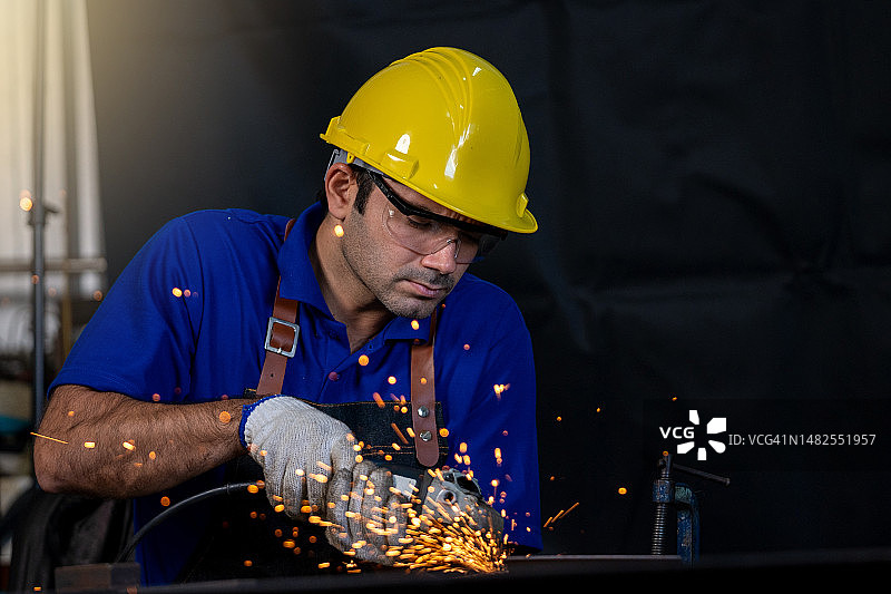 工业工人切割钢材角磨机金属加工图片素材