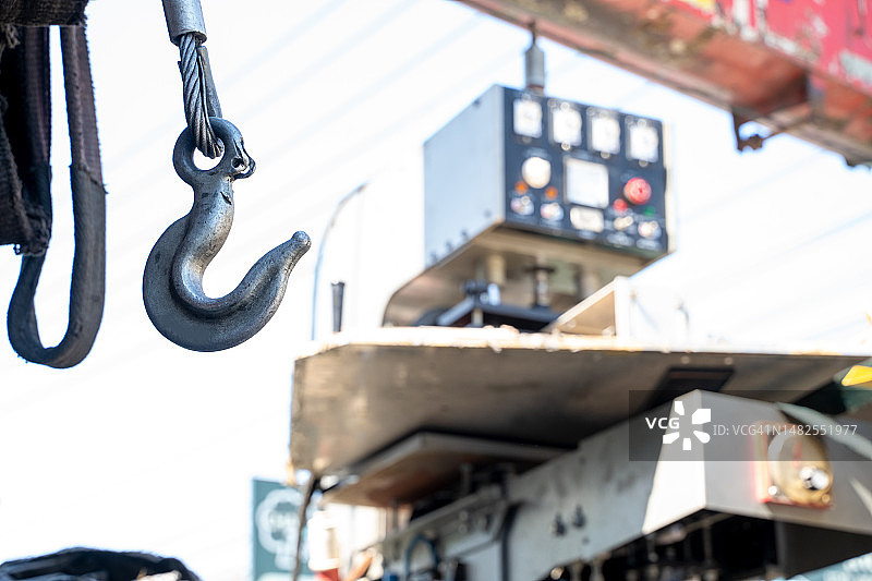 带安全卸扣螺栓的重型钢丝绳吊索图片素材