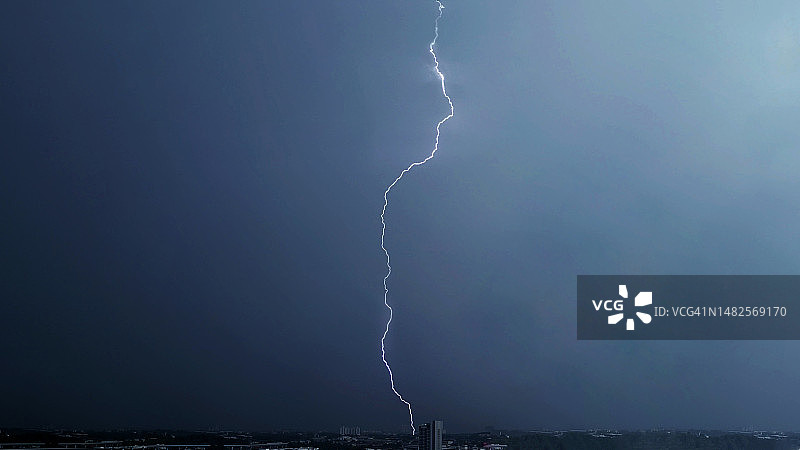 城市上空的闪电图片素材