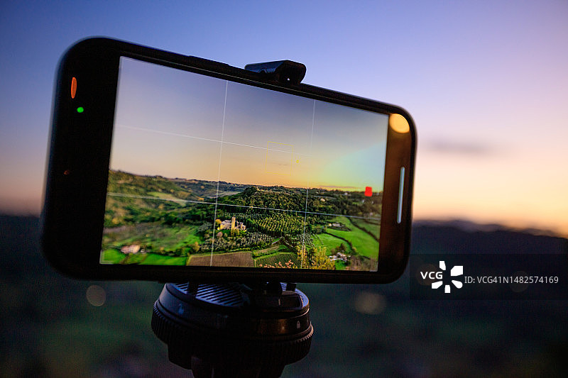 用手机在三脚架上拍摄延时视频图片素材