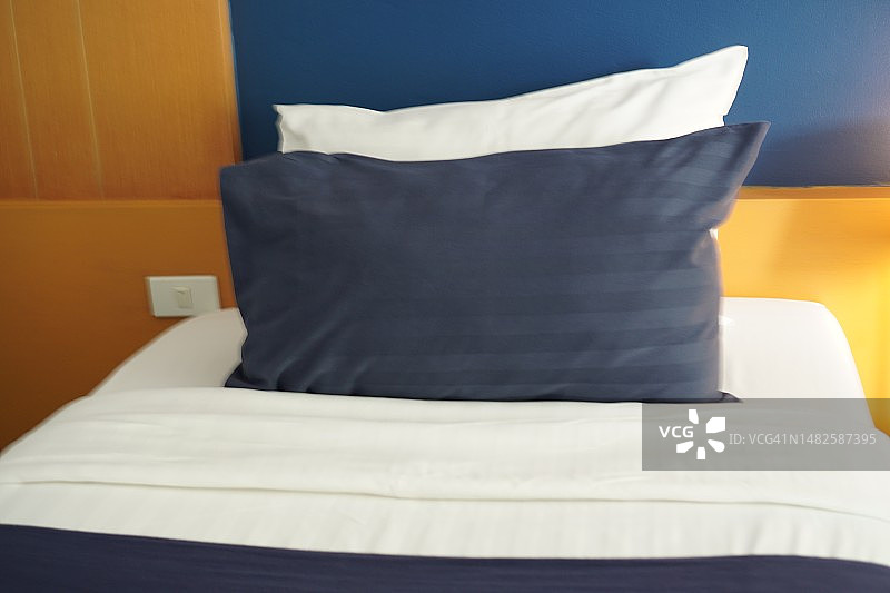 床上的枕头图片素材