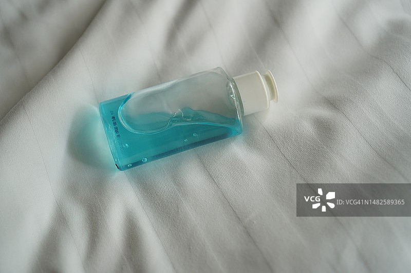 透明塑料瓶装酒精免洗洗手液，按压泵可清洁污垢，预防细菌，防止传染病、冠状病毒、新冠肺炎图片素材