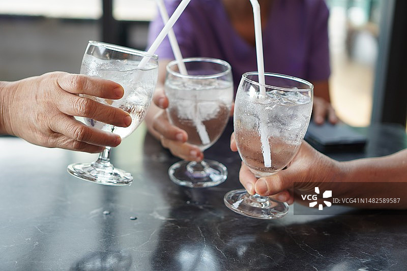 玻璃杯中的冰水图片素材