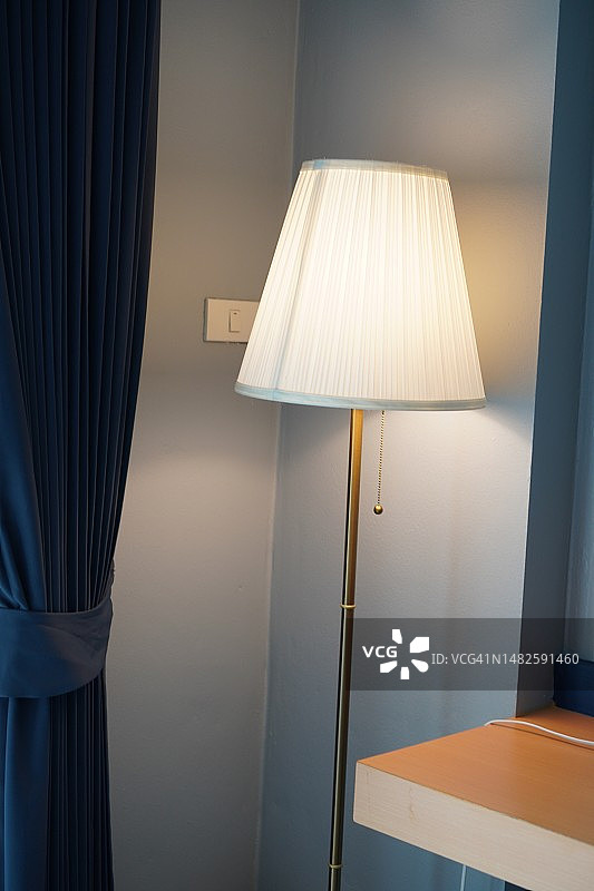 落地灯、窗帘和木桌图片素材