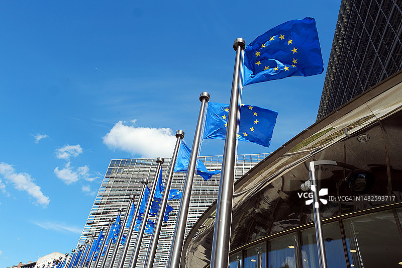 欧盟委员会，贝雷蒙大厦前的欧盟旗帜图片素材