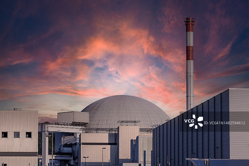 日落时分的核电站圆顶图片素材