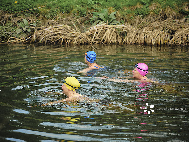 一群参加公开水域游泳的女子图片素材