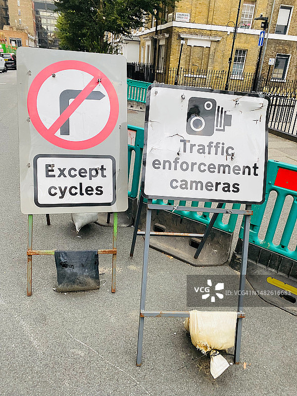 “禁止右转”和“交通执法摄像头”标志图片素材