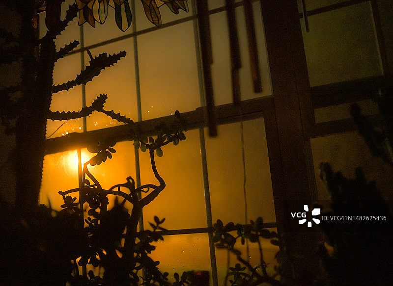 笼罩在雾气和光线中的华丽窗户图片素材