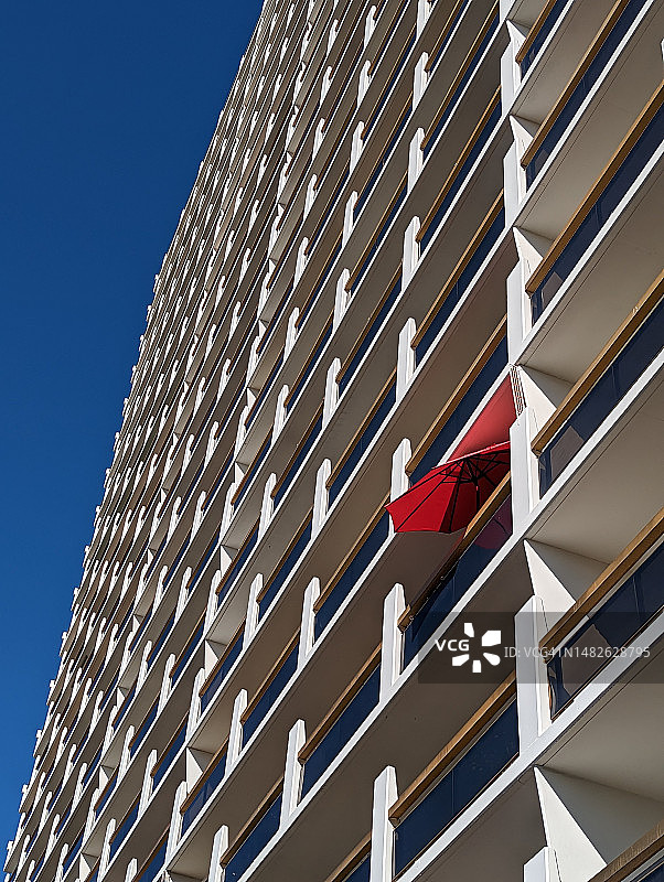 公寓阳台上的红色雨伞图片素材