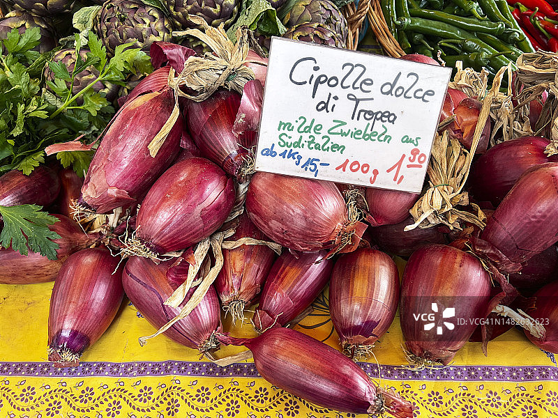 街头市场出售的特罗佩亚洋葱图片素材
