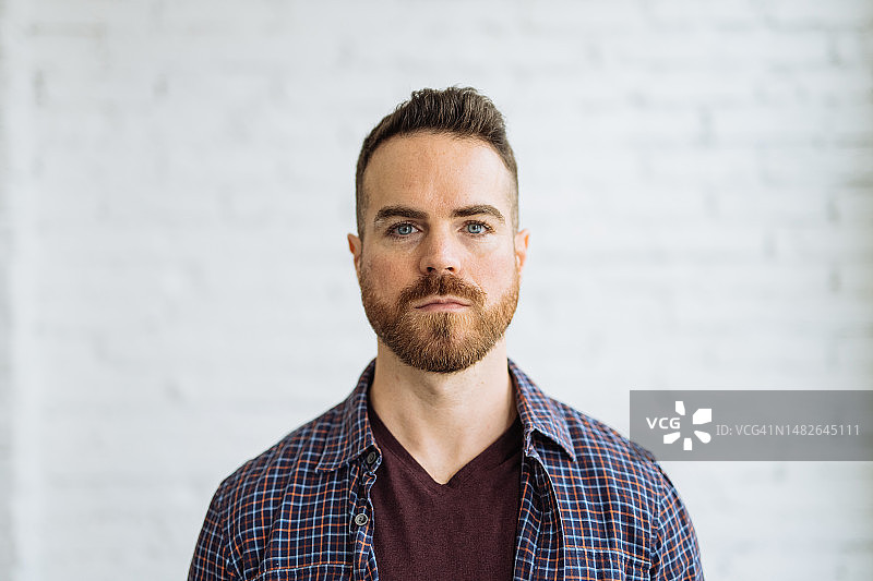 看镜头的健壮英俊络腮胡男子肖像图片素材