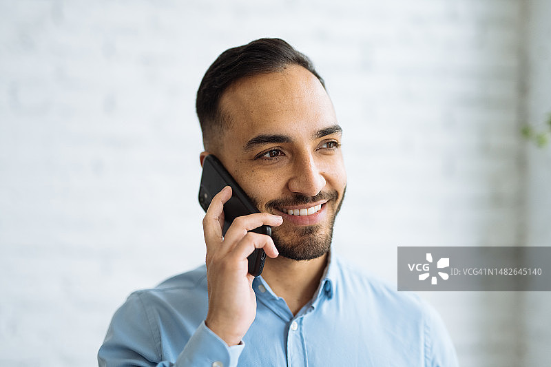 在现代办公室使用技术的拉丁裔商人 портрет图片素材