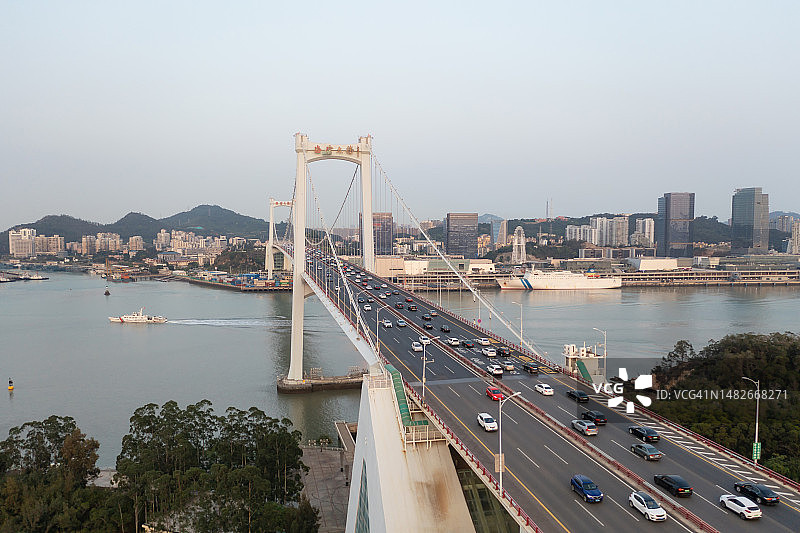 海滨城市海边大桥上的交通图片素材