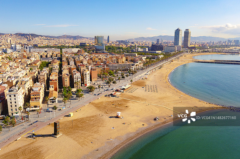 西班牙巴塞罗那老城区与巴塞罗那海滩航拍图片素材