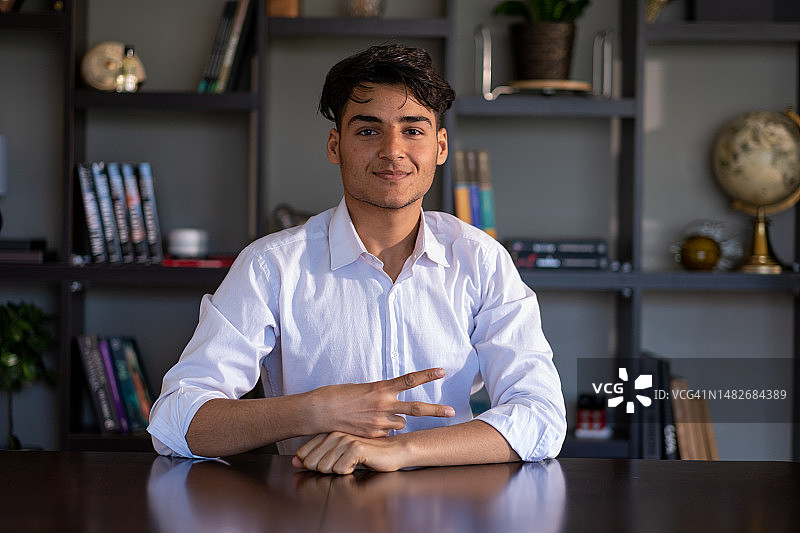 自信的年轻男士肖像图片素材