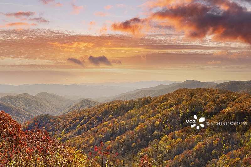 雾山日落图片素材