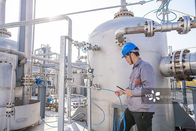 在化工厂使用平板电脑的男工程师图片素材