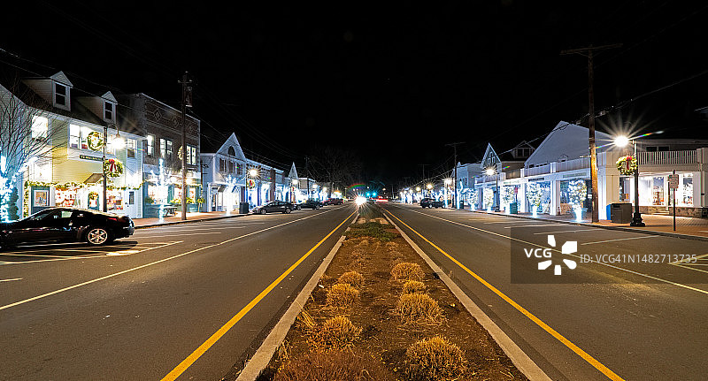 俯瞰夜晚的主街图片素材