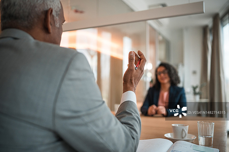 拉丁裔人力资源经理主持面试图片素材