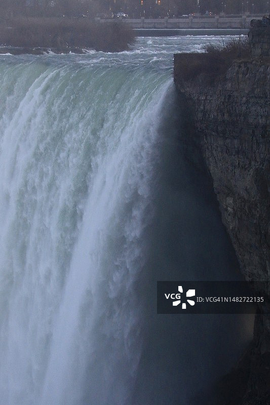 尼亚加拉瀑布的低角度图片素材