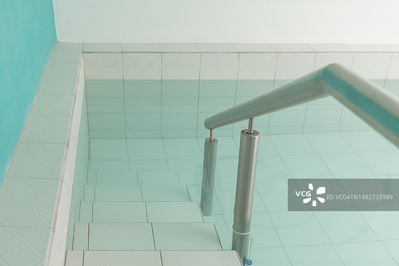 带有扶手的阶梯通往物理治疗康复池图片素材