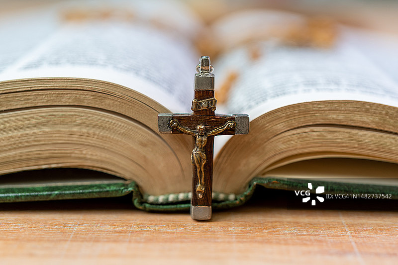 十字架和圣经图片素材
