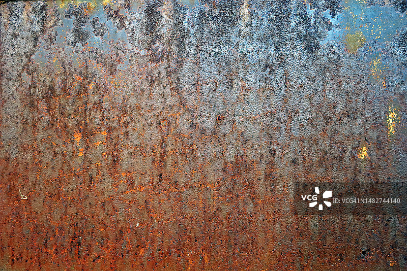 法国巴黎带有蓝色和黄色油漆痕迹的纹理金属板图片素材