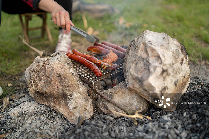 在荒野中篝火烹饪的女人图片素材