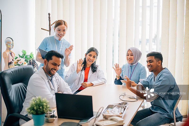 一群年轻医生在医院里用笔记本电脑视频会议图片素材
