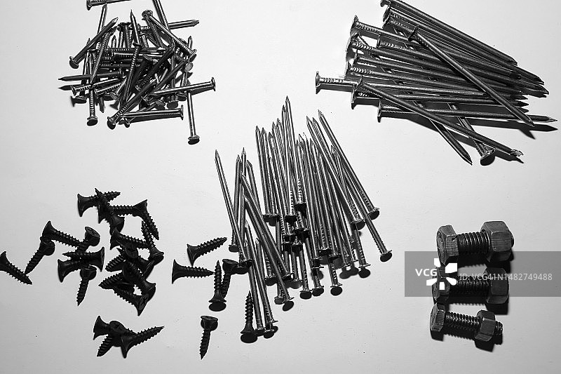 黑色背景上的一组硬件。高角度视图。图片素材