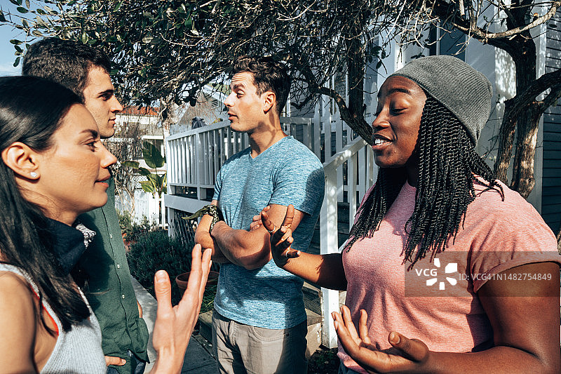 在威尼斯户外交谈的快乐多元种族朋友图片素材