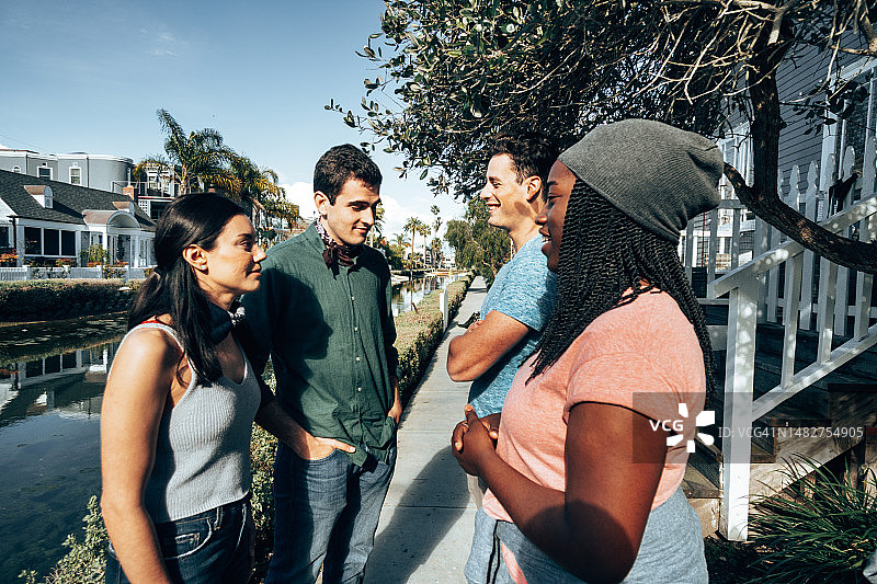 在威尼斯户外交谈的快乐多元种族朋友图片素材