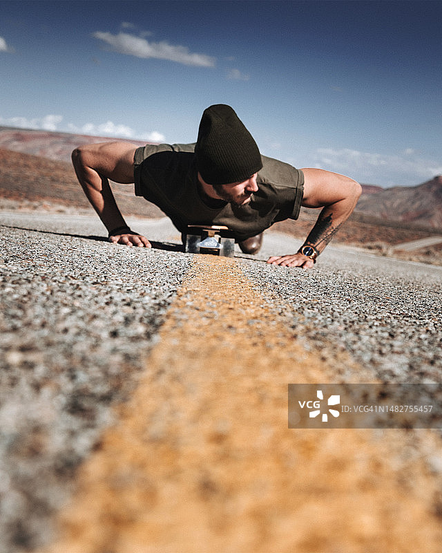 男人在路上做俯卧撑图片素材