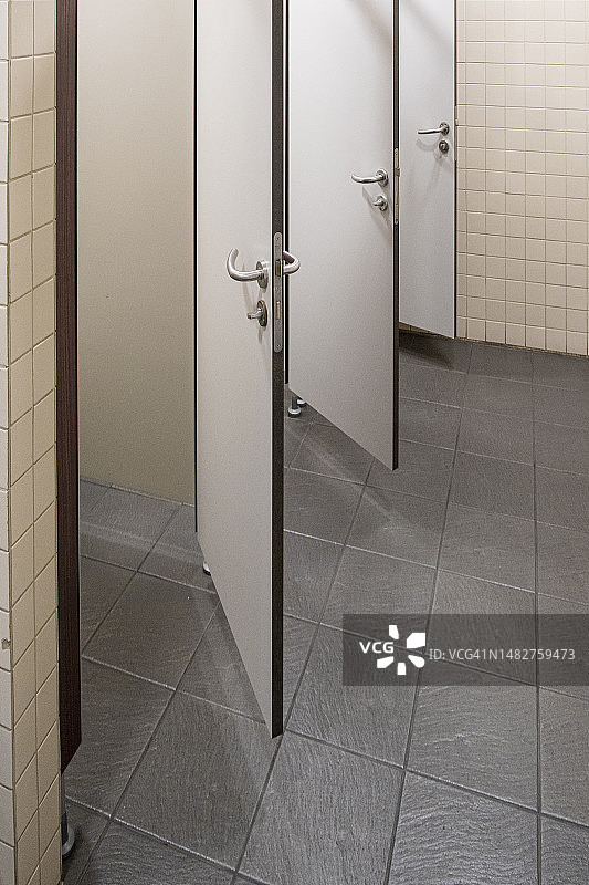 公共厕所虚掩的门图片素材