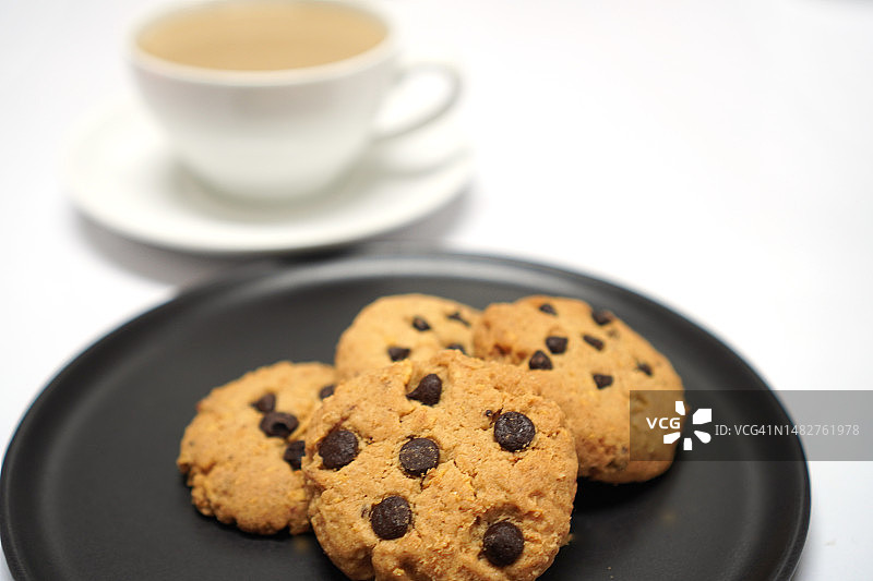 黑色盘子里的巧克力曲奇饼干图片素材
