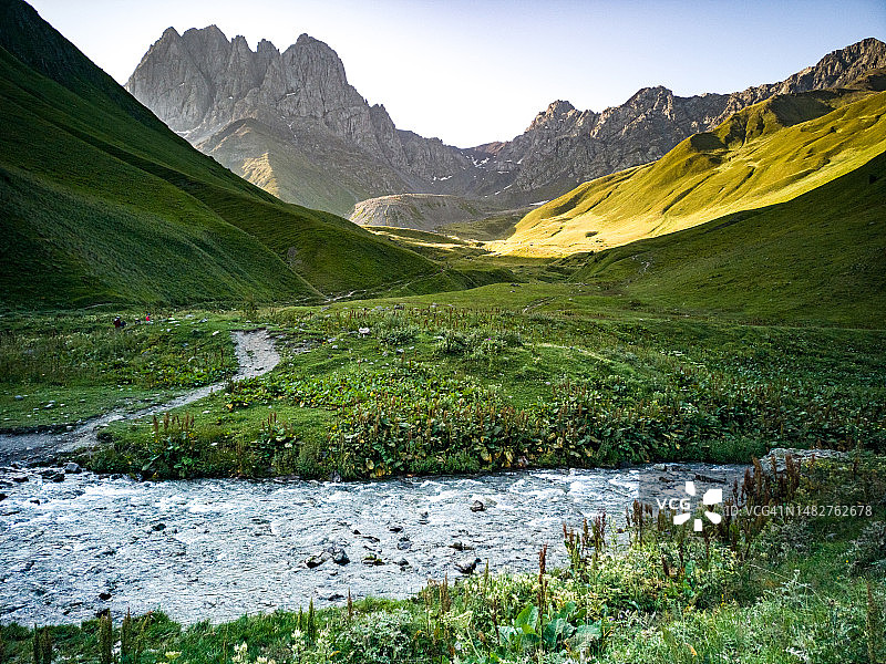 格鲁吉亚，靠近高加索山脉的朱塔村庄景观图片素材