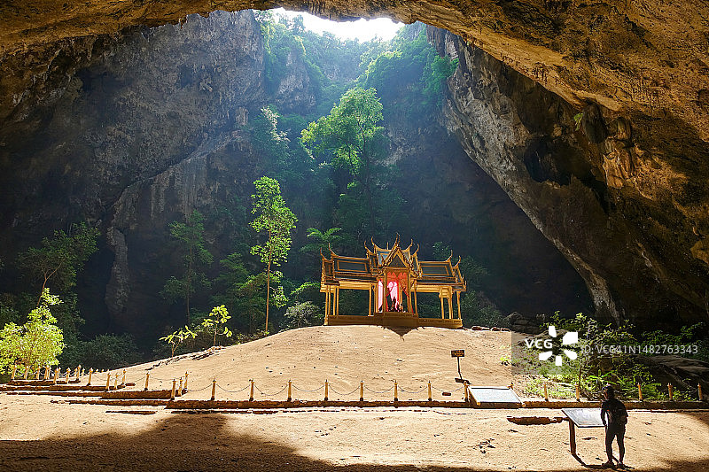 泰国华欣附近帕亚那空山洞内的展馆，三百峰国家公园图片素材