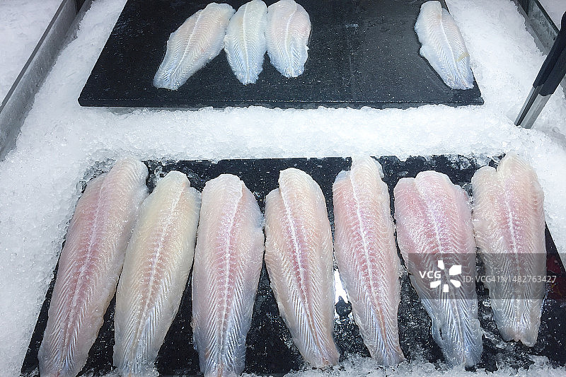 超市里的巴沙鱼片图片素材