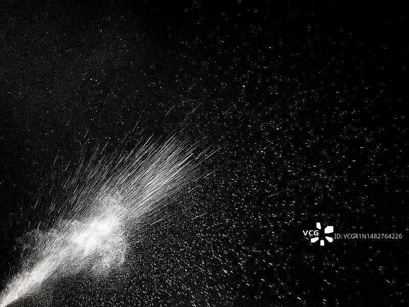 黑色背景上由灰尘和烟雾爆炸产生的冲击波图片素材