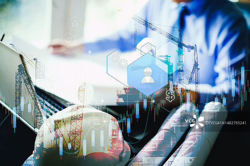 从事虚拟数字数据技术的商人。建筑行业项目与智能家居概念。图片素材