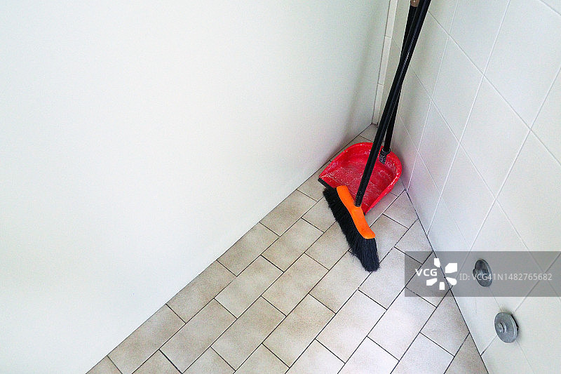倾斜放置的清洁扫帚和铲子图片素材