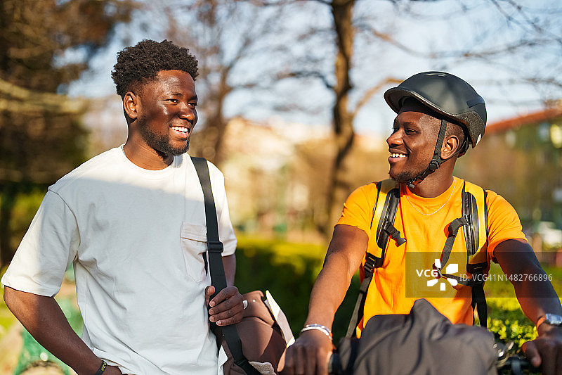 两个年轻的非洲男人在户外玩得很开心图片素材