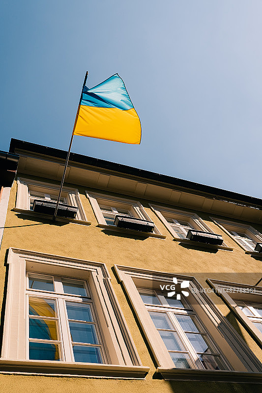悬挂在建筑物上的乌克兰国旗图片素材